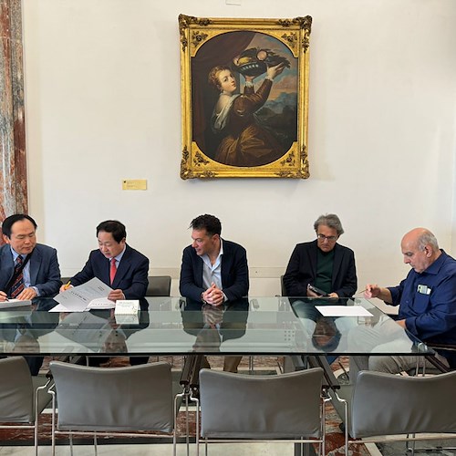 Delegazione coreana in Provincia di Salerno, De Simone dona agli ospiti opere in ceramica vietrese