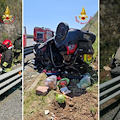 Auto si ribalta oltre il guard rail: ferite quattro persone 