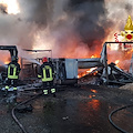 Incendio a Bellizzi: in fiamme un deposito di container con pneumatici e oli