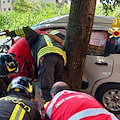 Incidente in via Sant'Eustachio a Salerno: auto contro un albero, conducente soccorsa dai Vigili del Fuoco