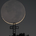 La falce di Luna bacia la croce di San Liberatore: incanto al tramonto sotto il cielo di Salerno