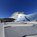 Salerno, oltre 3.500 crocieristi sbarcano al Terminal Zaha Hadid: boom di arrivi con la “Voyager of the Seas”