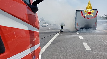 Camion in fiamme sull'A2 a Pontecagnano: salvo l'autista