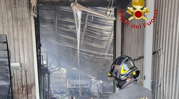Fiamme in un deposito auto a Nocera Inferiore: ferito il proprietario