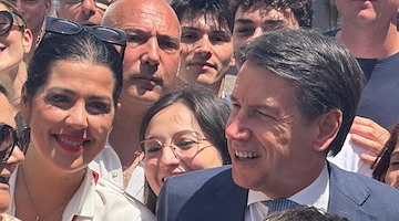 «Finanziateci il futuro, non la guerra»: a Salerno la protesta dei giovani 5 Stelle