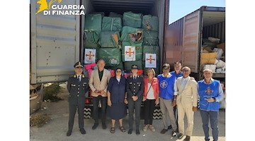 Guardia di Finanza di Salerno, oltre 260.000 capi di abbigliamento devoluti in beneficenza