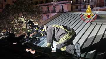 Incendio a Salerno: fiamme in un sottotetto a Pastena, intervento dei Vigili del Fuoco