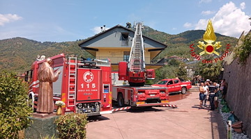 Incendio in un sottotetto a Olevano sul Tusciano, intervento dei Vigili del Fuoco