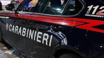 Maltratta la compagna, 51enne sottoposto al divieto di avvicinamento con braccialetto elettronico