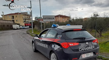 Minaccia il padre e i militari con armi da fuoco, uomo arrestato dai Carabinieri a Battipaglia