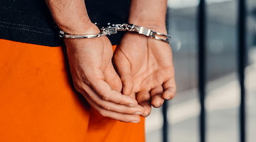 Molesta una ragazza, poi aggredisce il fratello: denunciato ed espulso straniero a Salerno 