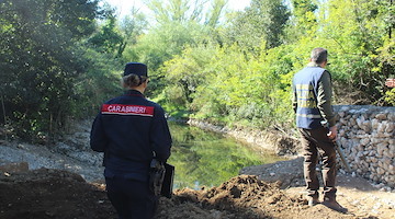 Rifiuti speciali interrati lungo un corso d’acqua: area sequestrata a Capaccio Paestum