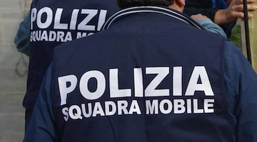 Salerno, arrestato spacciatore: la droga era nascosta sotto il tetto dell’auto