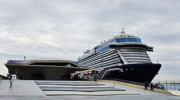 Salerno, la Mein Schiff Relax approda al porto: oltre 5.000 persone a bordo. Boom di scali al Terminal Crociere