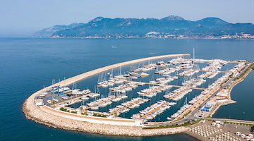 Salerno, Marina d'Arechi apre la stagione estiva conquistando l'undicesima Bandiera Blu consecutiva