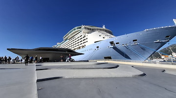 Salerno, oltre 3.500 crocieristi sbarcano al Terminal Zaha Hadid: boom di arrivi con la “Voyager of the Seas”