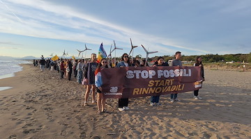 “Stop fossili, Start rinnovabili”: oltre 300 attivisti in catena umana per il clima
