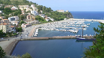 Turista rischia di annegare ad Agropoli: carabiniere fuori servizio si tuffa e la salva
