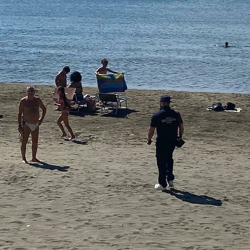 A Salerno assembramenti in spiaggia nonostante i vigilantes, il Sindaco: «Il Covid non è sconfitto»