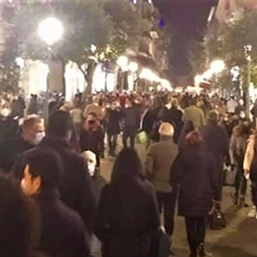 A Salerno bagno di folla come a "Luci d'Artista", pugno duro del Comune: «In campo altri 70 agenti, sarà Natale blindato»