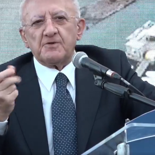 A Salerno inaugurata Piazza della Libertà: 28mila metri quadri per attività ed eventi sul mare. E De Luca si commuove…