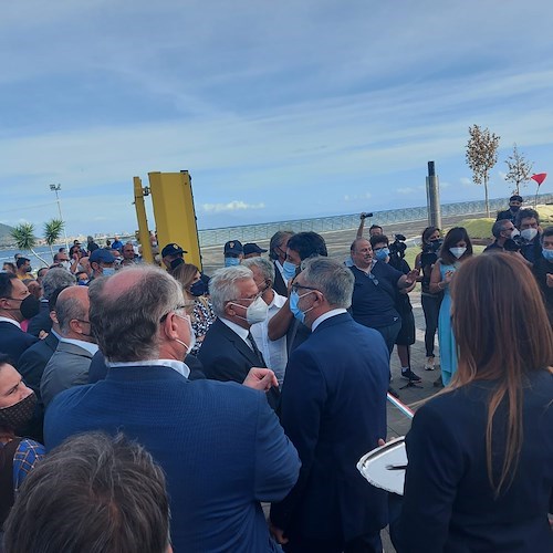A Salerno inaugurata Piazza della Libertà: 28mila metri quadri per attività ed eventi sul mare. E De Luca si commuove…