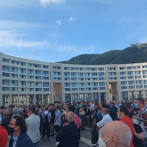 A Salerno inaugurata Piazza della Libertà: 28mila metri quadri per attività ed eventi sul mare. E De Luca si commuove…