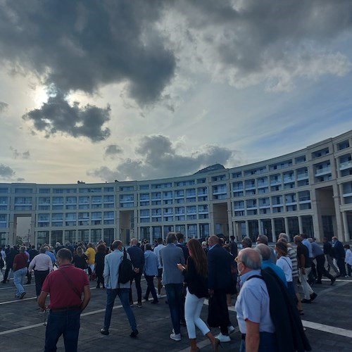 A Salerno inaugurata Piazza della Libertà: 28mila metri quadri per attività ed eventi sul mare. E De Luca si commuove…