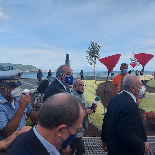 A Salerno inaugurata Piazza della Libertà: 28mila metri quadri per attività ed eventi sul mare. E De Luca si commuove…