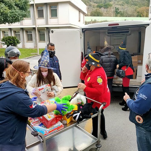 A Salerno la solidarietà corre sulle due ruote: 6 gennaio la Befana arriva in moto all’Ospedale con i doni per le ludoteche