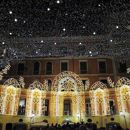 A Salerno le "Luci d'Artista" fanno discutere: c'è chi è contro la riduzione e chi vorrebbe sospenderle