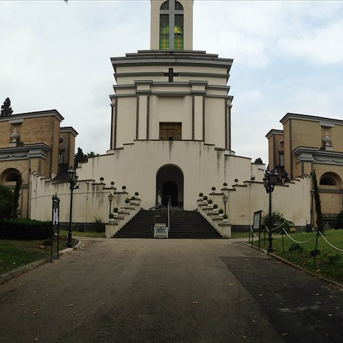 A Salerno messa di Pasqua si terrà al cimitero: interdetto l'accesso al pubblico 