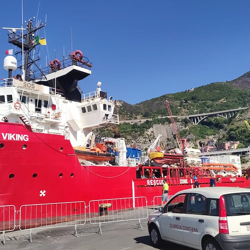 A Salerno sbarca la "Ocean Viking": a bordo quasi 400 migranti. Le proteste di Lega e Fratelli d'Italia