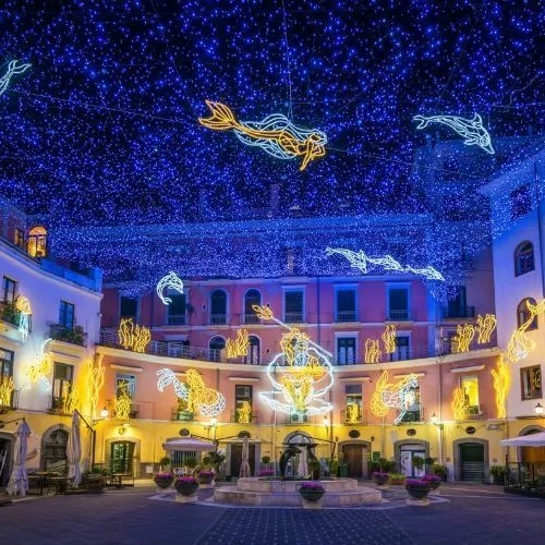 A Salerno si anticipa "Luci d'Artista", Ilardi (Federalberghi): «Luminarie accese fino a fine gennaio, siamo soddisfatti»