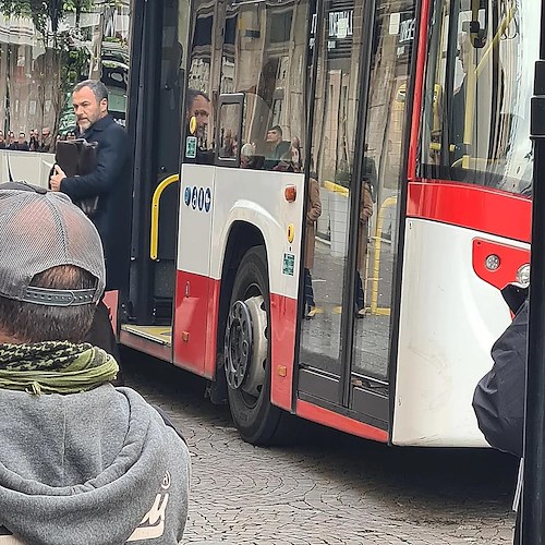 Massimiliano Gallo scende da un bus nel Corso di Salerno<br />&copy; Avv. Matteo Pisani