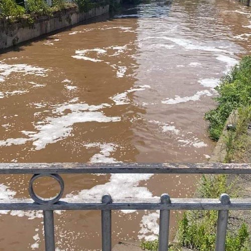 Allarme inquinamento fiume Sarno da Scafati a Castellammare: chiazza in mare e affluenti marroni