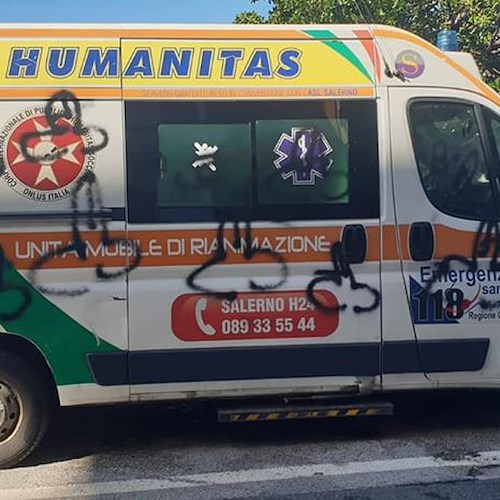 Ambulanza imbrattata da vandali, vergogna a Salerno 