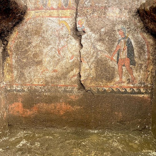 Archeologia, sorprese dalla necropoli di Pontecagnano: alla luce una tomba a camera dipinta