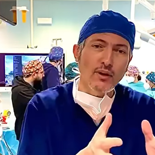 Asportato tumore della mammella su paziente 82enne cosciente: a Napoli l'innovativo intervento del dottor Pellegrino