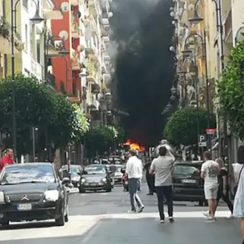 Auto esplode a Nocera Inferiore: su via Barbarulo un'altissima colonna di fumo