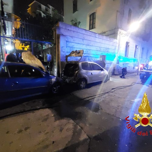 Auto in fiamme a Salerno, intervento dei Vigili del Fuoco /foto