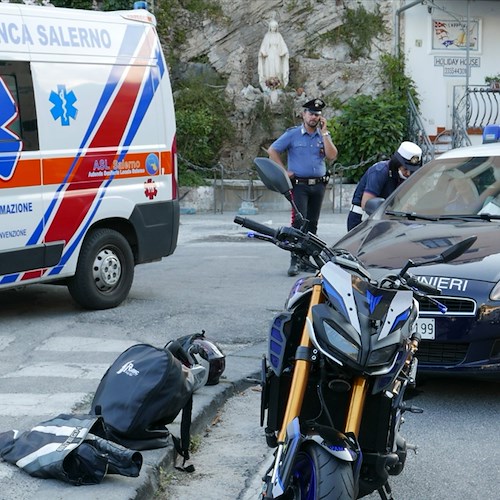 Auto tampona moto e si dà alla fuga. Carabinieri intercettano l'auto pirata a Salerno