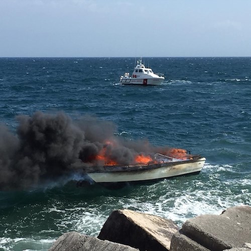 Barca in fiamme: la Guardia Costiera di Salerno salva diportista e scongiura il pericolo d’inquinamento