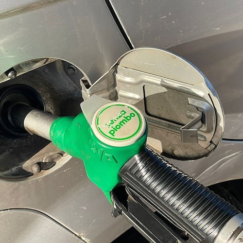 Benzina, Codacons presenta esposto a 104 Procure e Antitrust: «Indagare per aggiotaggio e truffa»