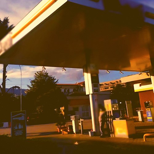 Benzina sale a 1,588. Unione Nazionale Consumatori: «Prezzo record proprio con la riapertura»