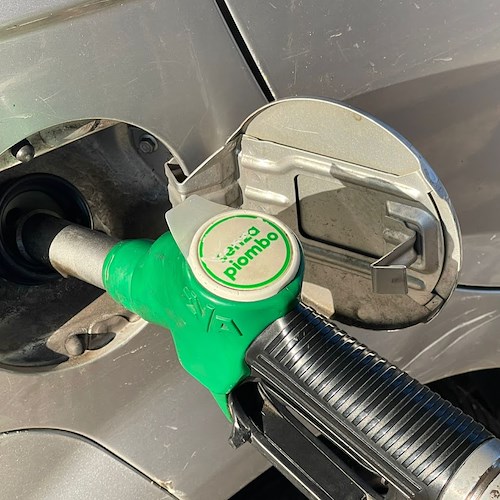 Benzina, taglio delle accise: da oggi scatta la riduzione del prezzo
