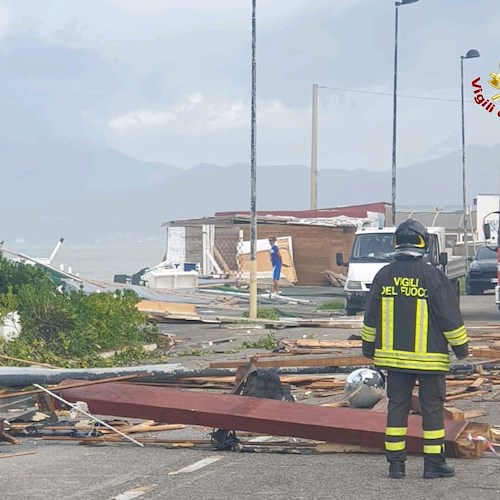Bomba d'acqua nel Salernitano: danni ad abitazioni, alberi e strutture balneari. Vigili del fuoco in azione