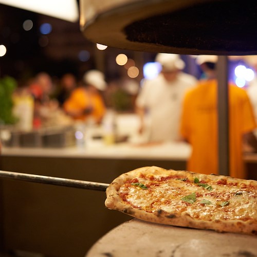 Buona la prima per la Festa della Pizza di Salerno: migliaia presenze al taglio del nastro /FOTO