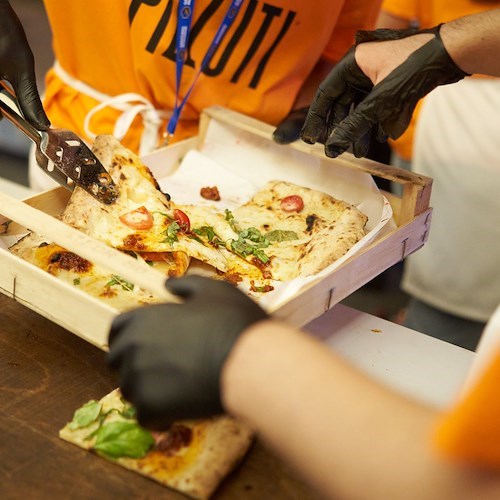 Buona la prima per la Festa della Pizza di Salerno: migliaia presenze al taglio del nastro /FOTO