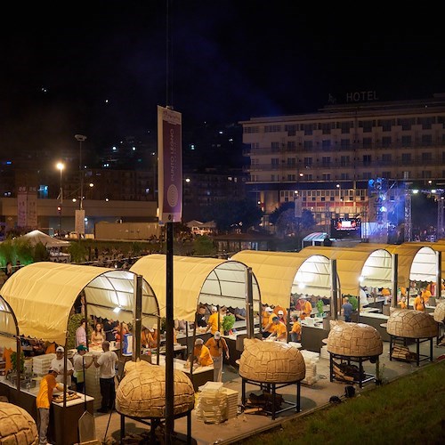 Buona la prima per la Festa della Pizza di Salerno: migliaia presenze al taglio del nastro /FOTO